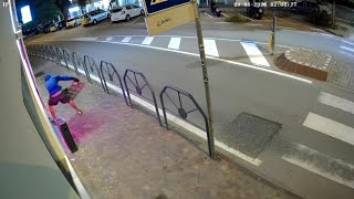 Trento, il video: impugna un tombino e lo usa come ariete per sfondare la porta del bar tabacchi ...