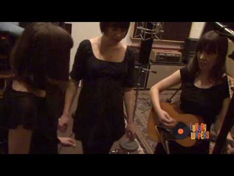 The Living Sisters - Don't Let The Sun Go Down - Luxury Wafers Sessions