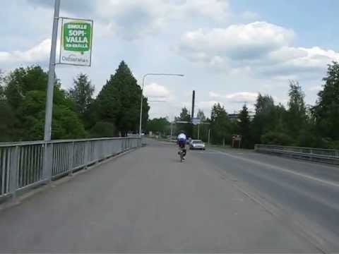 Cruzando el puente de Paasikiventie en Hämeenlinna