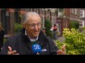Aboutaleb geeft studenten een huispakket om ze bewuster te maken van de coronamaatregelen