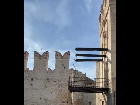 Una gita in barca sul Lago di Garda fino al Castello di Sirmione è un'esperienza suggestiva e aff..