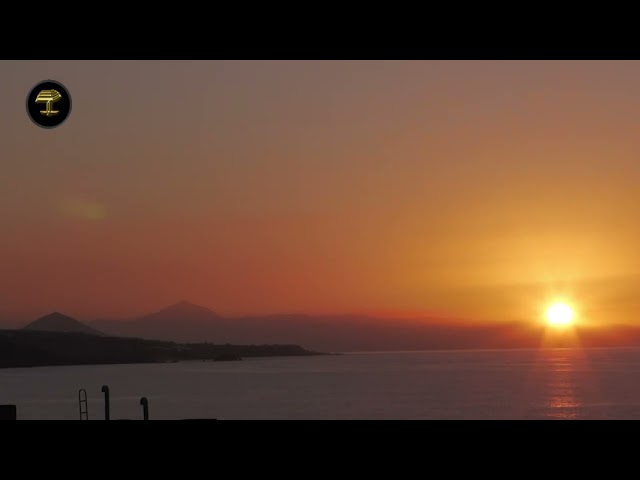Puesta de sol desde la Playa de Las Canteras con El Teide al fondo