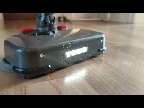 Wischaufsatz für Dyson-Akkusauger mit Dyson V15 Detect im Einsatz: LED-Leuchten für dunkle Bereiche