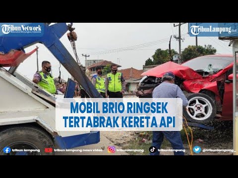 Brio Car Crushed After Being Hit by Train at Unmarked Crossing @TRIBUNLAMPUNGNEWSVIDEO