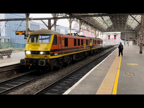 Freightliner 90004 and 90014 pass Preston on 4S52 23rd January 2023