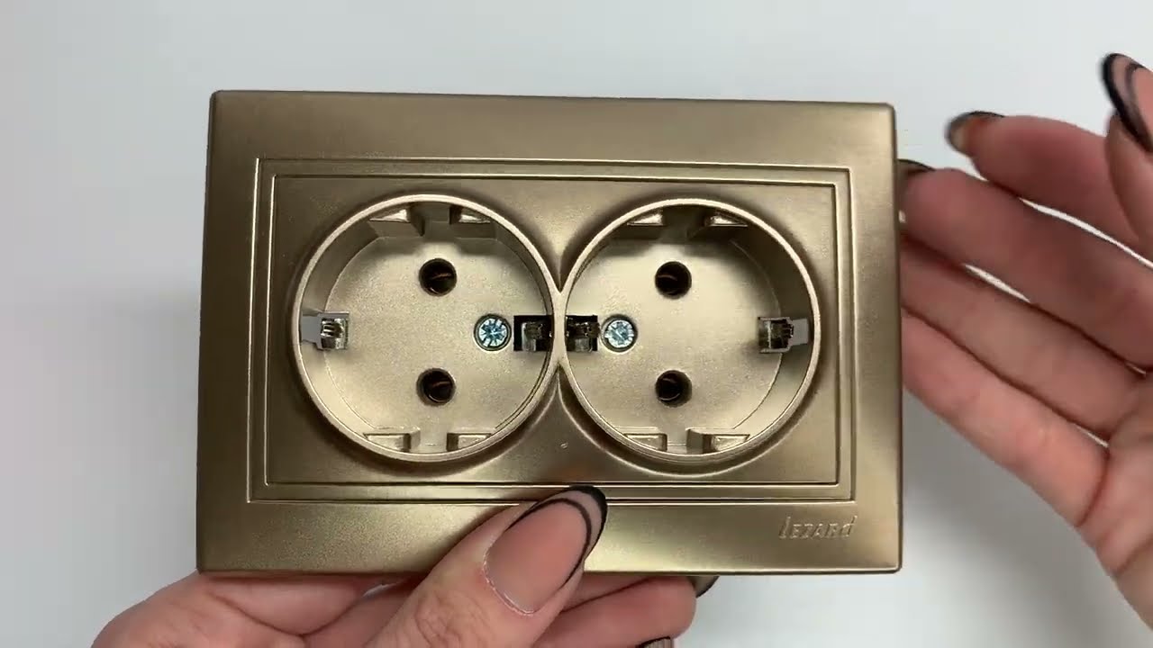 Розетка двойная с заземлением MIRA светло-коричневый перламутр со вставкой 701-3131-127В