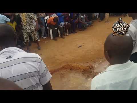 Fête de génération à Attiekoi. Prise du kondjo chez les  Bonto.