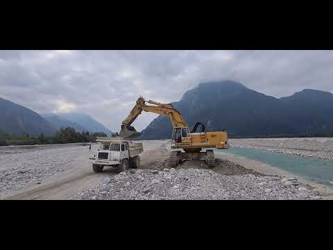 Liebherr 974 extracting gravel