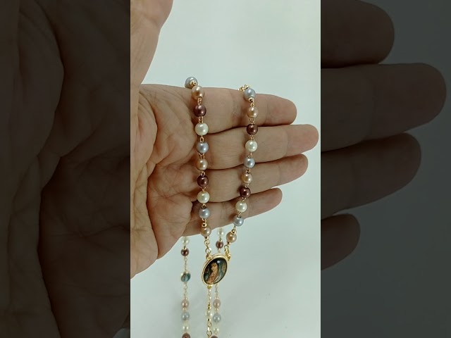 Vídeo relacionado con Kimu Collar de rosario con colgante de cruz de Jesús, joyería religiosa para niños y niñas, 8mm/0.31in, Madera, Perla
