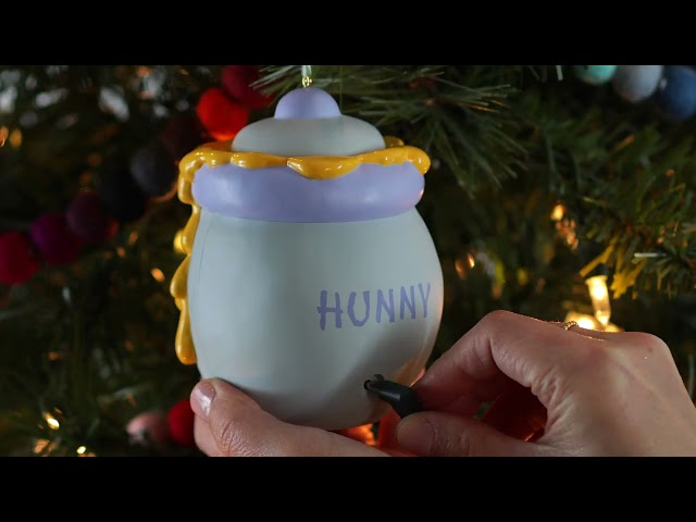 Vídeo relacionado con Hallmark Adorno de Winnie The Pooh, decoración de árbol de Winnie The Pooh, Adorno Colgante de Disney, Adorno Colgante de Navidad, Regalos para Navidad