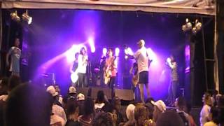 Razamanaz - A Sua Maneira com uma fã no palco