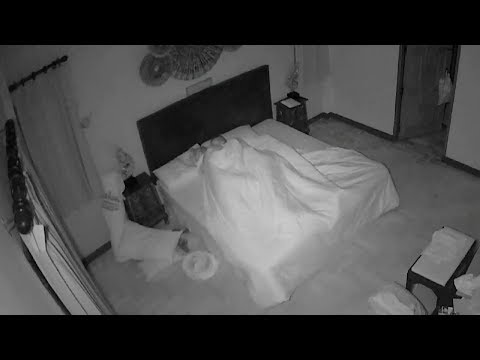 GELEKT! Deborah ziet beelden geile Tim tijdens kampvuur - TEMPTATION ISLAND parodie