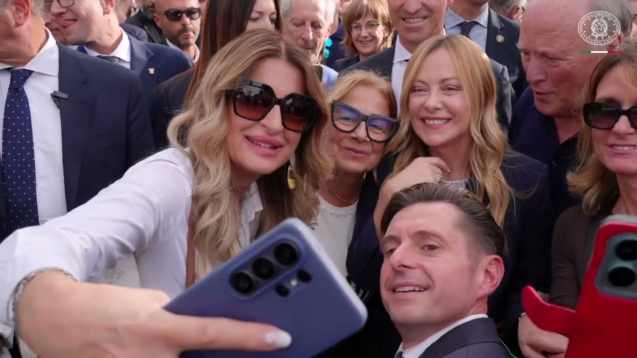 “C’È SOLO UN PRESIDENTE, GIORGIA SEI UNA DONNA GRANDISSIMA” BAGNO DI FOLLA PER GIORGIA MELONI