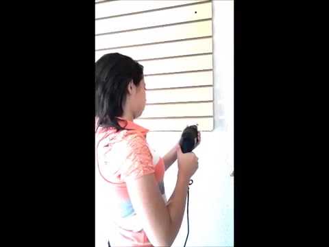 Mulher usando furadeira