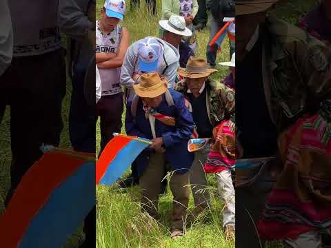 A paso firme, caminando y escuchando a la gente de Vacas.