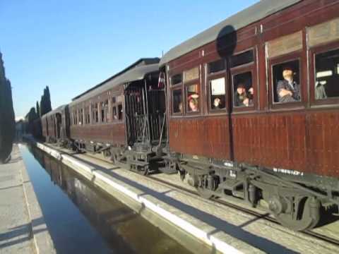 Renfe/FFE 333-406-7 con Tren de la Navidad saliendo del Museo del Ferrocarril