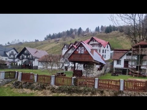 Satul cu cele mai multe pensiuni din România. Vile luxoase de vânzare în Moieciu