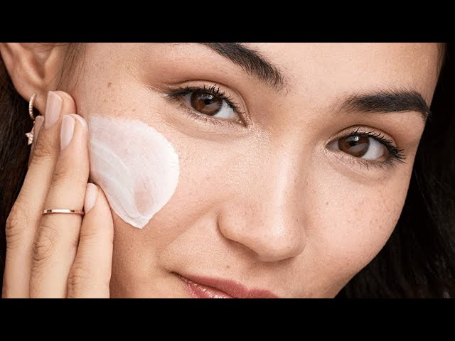 Vídeo relacionado con Olay Vitamina C Crema de Día Hidratante Facial SPF 30 RECAMBIO, Con Niacinamida. Cuidado Iluminador De La Piel: Acción Antimanchas Oscuras, 50ml