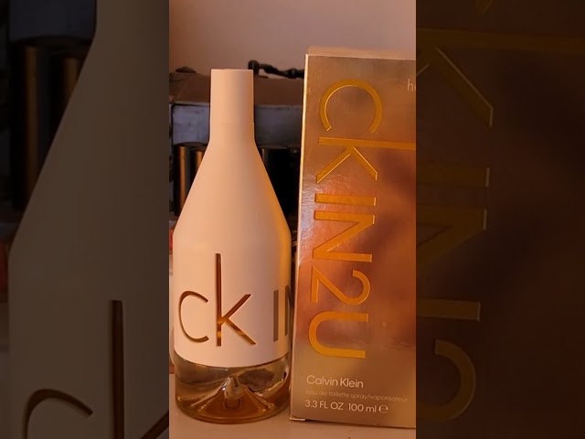 Vídeo relacionado con CALVIN KLEIN CK IN2U Eau de Toilette para mujer | Fragancia femenina cítrica y floral con notas de bergamota y cedro rojo| Larga duración 150 ml