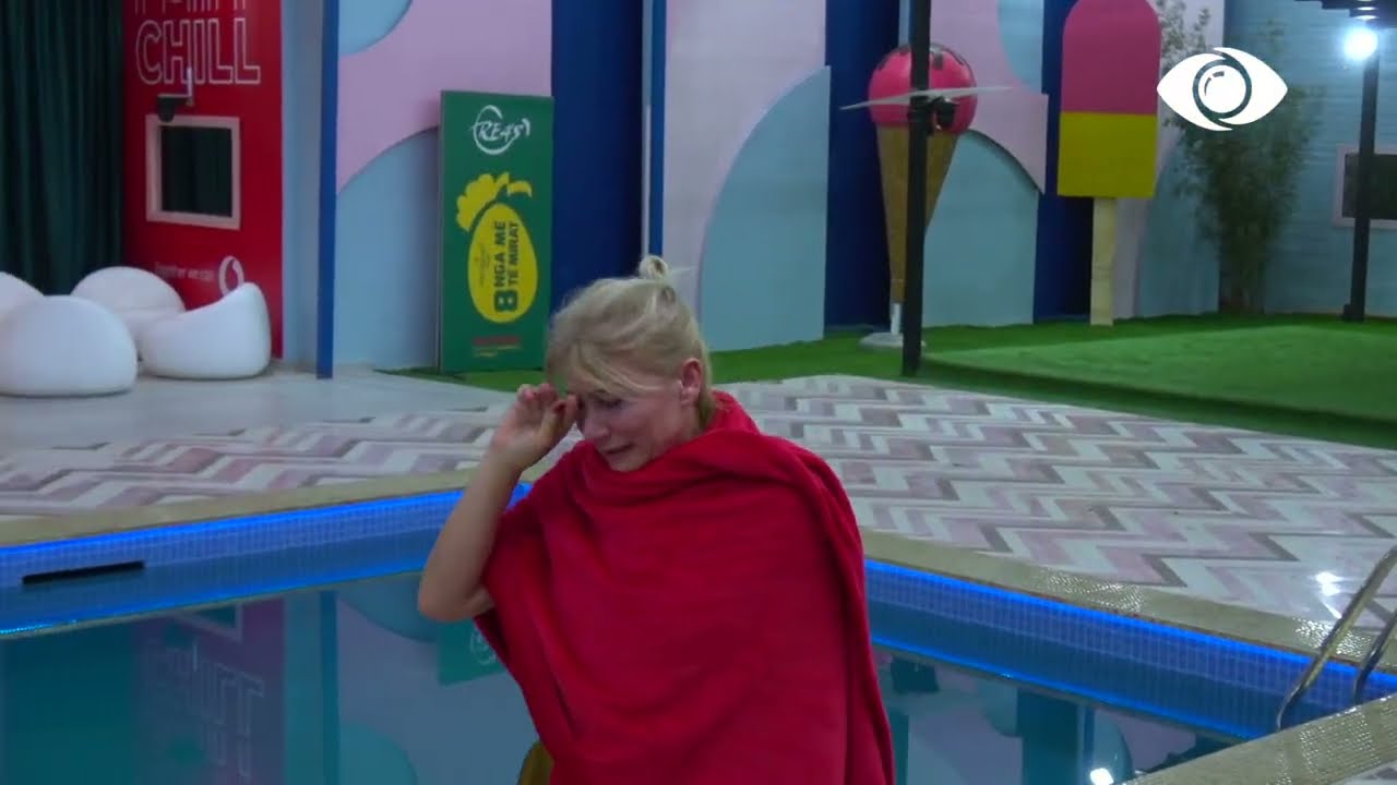 Eva qan dhe ecën rreth pishinës