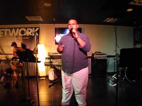 Yazer Singing Te Necesito Live