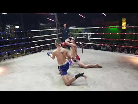 Javier Tebar fights at Thapae Stadium.