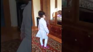 Маленькая девушка красиво поет и танцует / A small beautiful girl beautifully sings and dances. /
