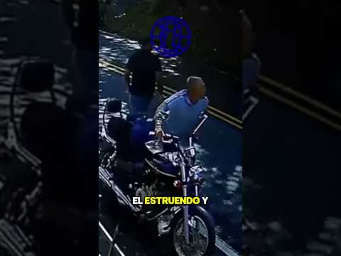 🚨 ¡Tragedia en Dabeiba! Una roca gigante aplastó una moto, pero su conductor logró salvarse 😱🪨💨