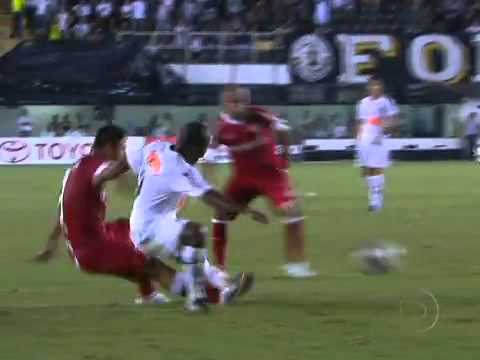 Neymar, do Santos, marca gol de placa contra o Inter