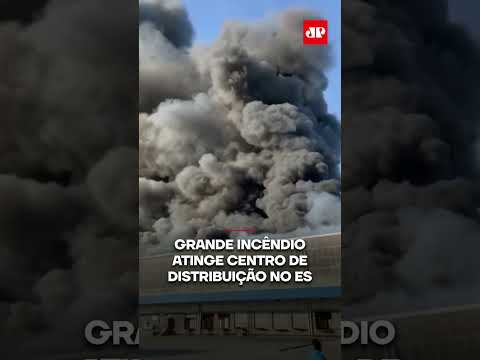 Grande incêndio atinge centro de distribuição no ES #shorts