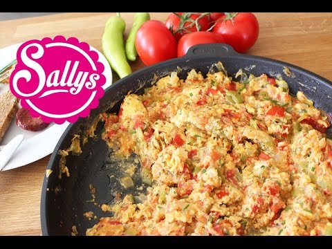 Menemen / Turkish scrambled eggs / egg dish / vegetarian / Sally's World