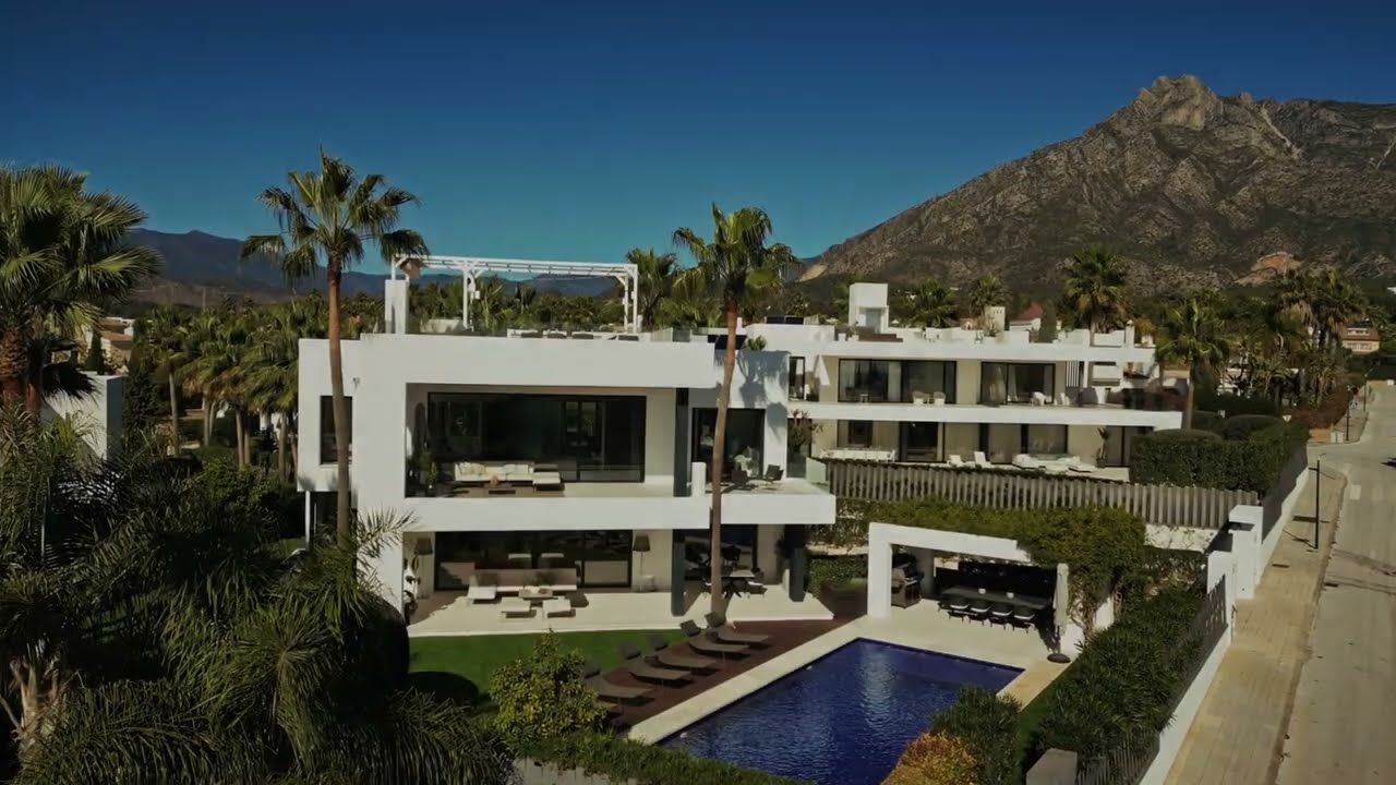 Villa en venta en Altos de Puente Romano, Marbella Milla de Oro