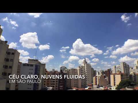 Céu claro, nuvens fluidas