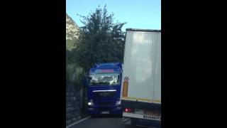 preview picture of video 'Un camion che cerca di...ballare'