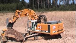 preview picture of video 'LIEBHERR R974, Bell B40D / Fa. Streicher, A6 Wernberg-Köblitz, Germany, 02.06.2003.'