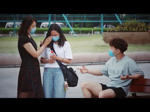 癡情女孩被男友粗暴對待，路人忍無可忍：你個渣男！