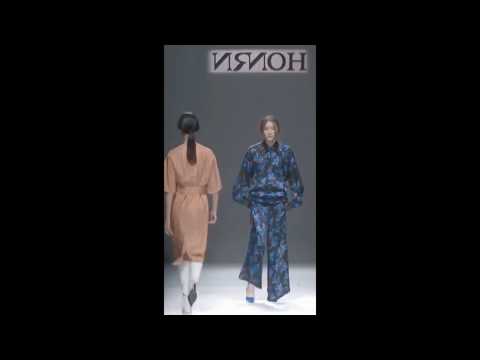 Model FALLS and loses her shoes during a Chinese fashion show (October 2019)