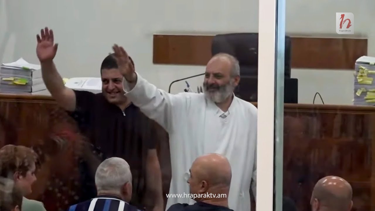 Հրաժարվեմ սատանայից. Բագրատ Սրբազանը աղոթեց դատարանում