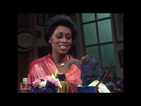 The Muppet Show - 411: Lola Falana - Backstage #4/“Smile” (1979)