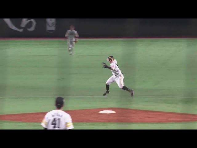 【5回表】ホークス・牧原大成 くるっと回って好守!! 2022年6月10日 福岡ソフトバンクホークス 対 東京ヤクルトスワローズ