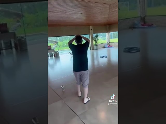 Vídeo relacionado con Un Mundo de Vidrios Negros