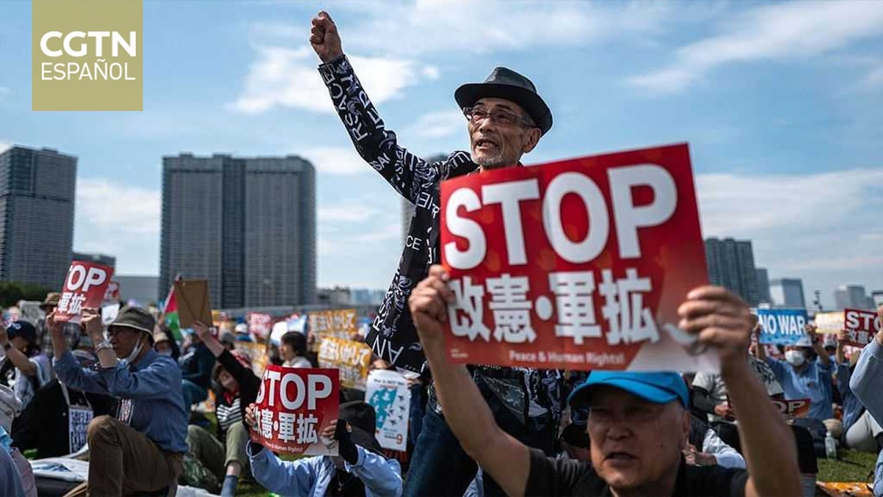 Manifestantes en Tokio denuncian expansión militar, revisión constitucional y exportación de armas
