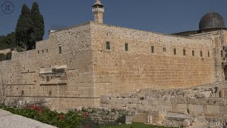 Download the video "Robinson's Arch  - Temple Mount, Jerusalem"