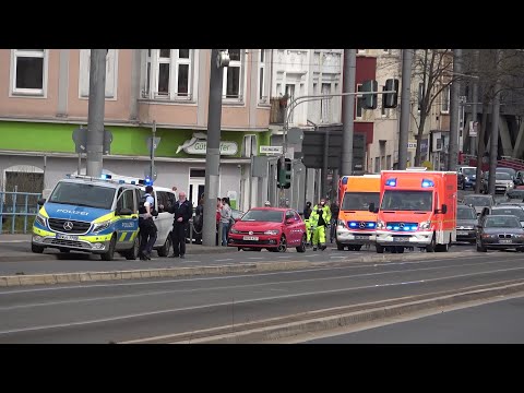 PKW kollidiert mit Bus - 2 Verletzte auf Bonner Kennedybrücke am 12.04.22