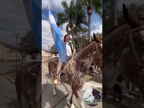 🇦🇷🌞 Patricia Bullrich aparece a caballo con la bandera de Argentina en Humboldt, Santa Fe.