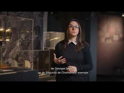 Εικονική περιήγηση από τη συνεπιμελήτρια [[#Candice Runderkamp-Dollé [Καντίς Ρούντερκαμπ-Ντολλέ]#]] στην έκθεση Fantasmagorie. Les lanternes de peur entre science et croyance [Φαντασμαγορία. Οι φανοί του φόβου ανάμεσα στην επιστήμη και την πίστη], που πραγματοποιήθηκε στο Μουσείο της Αλσατίας εντός της περιόδου 2020-2021, στο πλαίσιο της συνεργασίας του με το ευρωπαϊκό φεστιβάλ ταινιών φαντασίας του Στρασβούργου. 