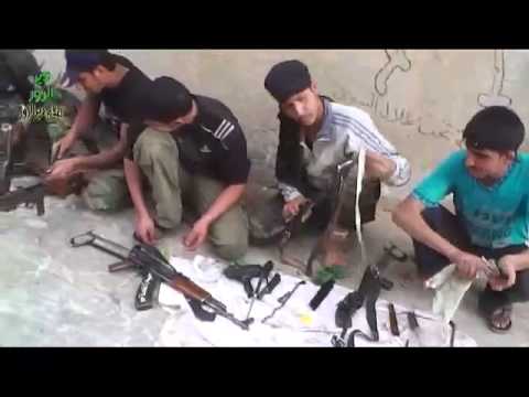 كتيبة القصاص يقومون بتجهيز الأسلحة لعملية تحرير حي الرصافة في دير الزور