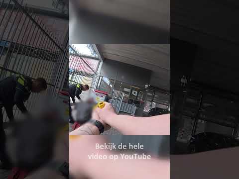 Politie | Verdachte situatie | Man met een tas vol messen