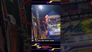 Download lagu Competition between chili truck drivers to shower dangdut singers with money #shorts mp3 Download lagu Competition between chili truck drivers to shower dangdut singers with money #shorts mp3