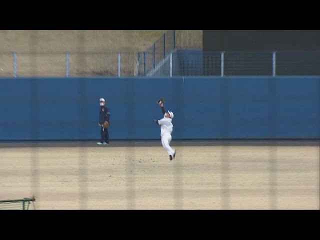【春季キャンプ】ライオンズ・陽川尚将 普段と逆の手にグローブをはめてジャンピングキャッチ!! 2023年2月11日 埼玉西武ライオンズ
